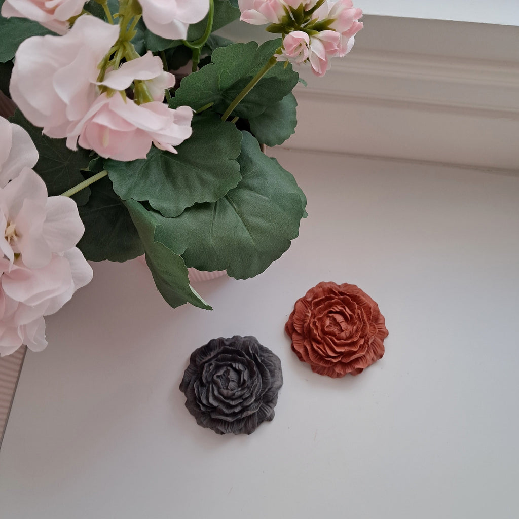 Flower stone diffuser in black and red