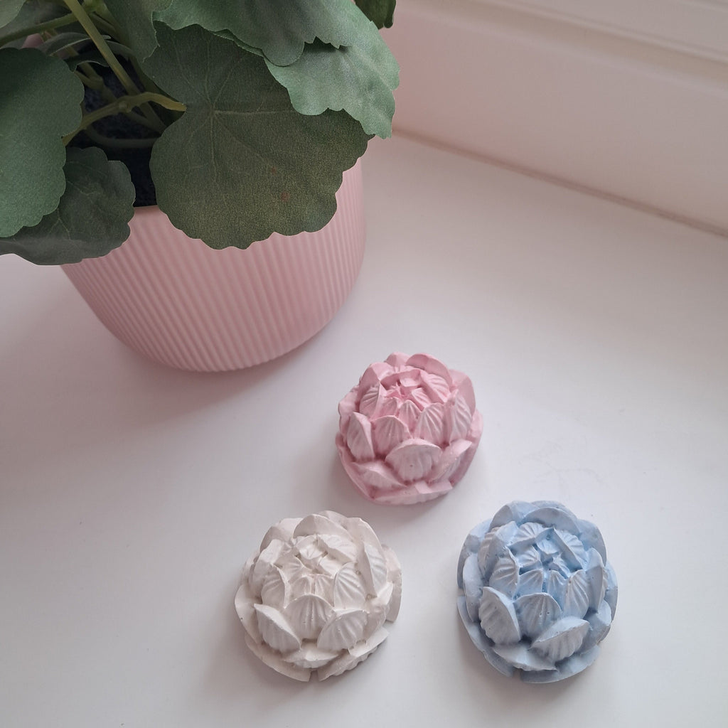 Lotus shaped stone diffusers