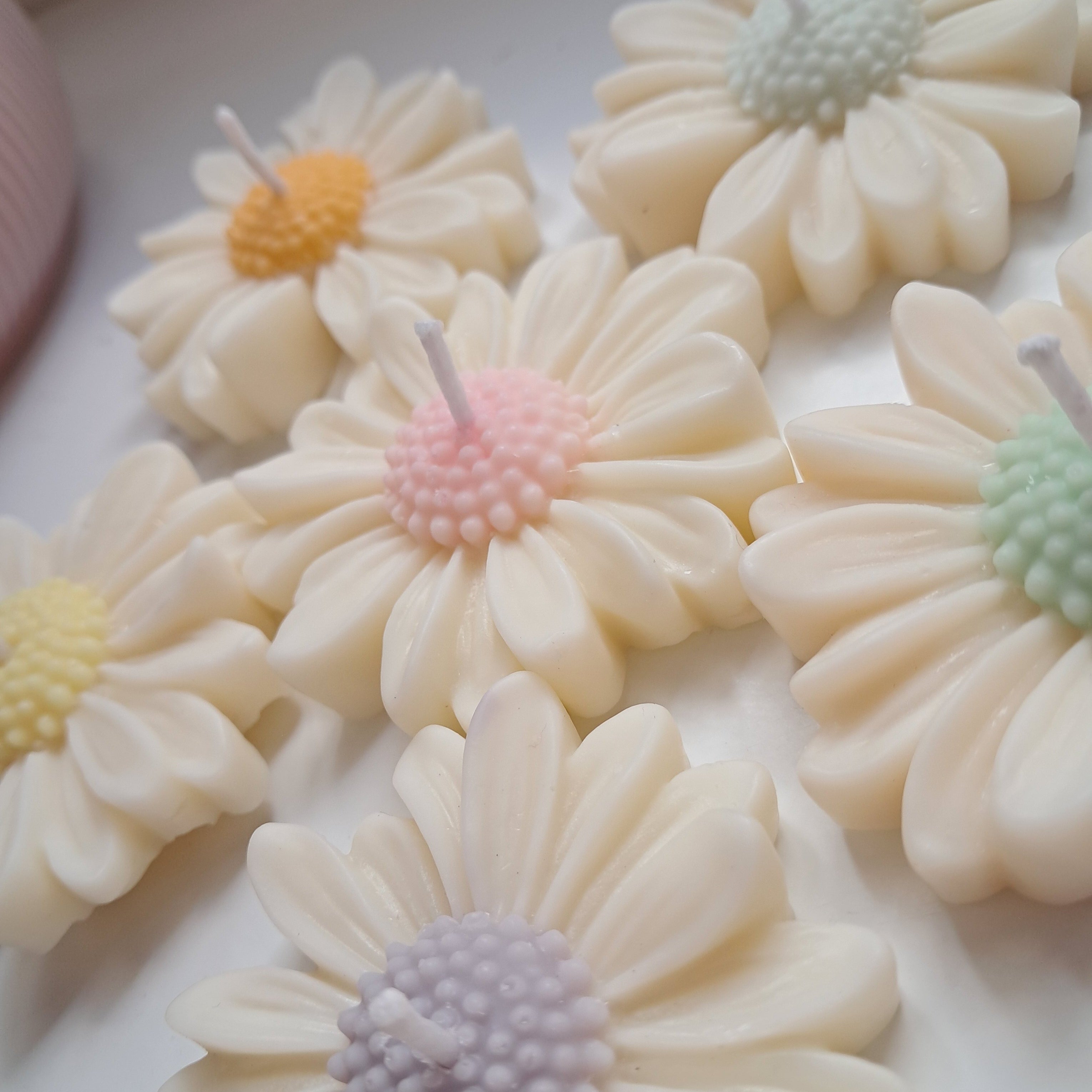 Miroa™ Floating Daisy Candles (Pack of 6)