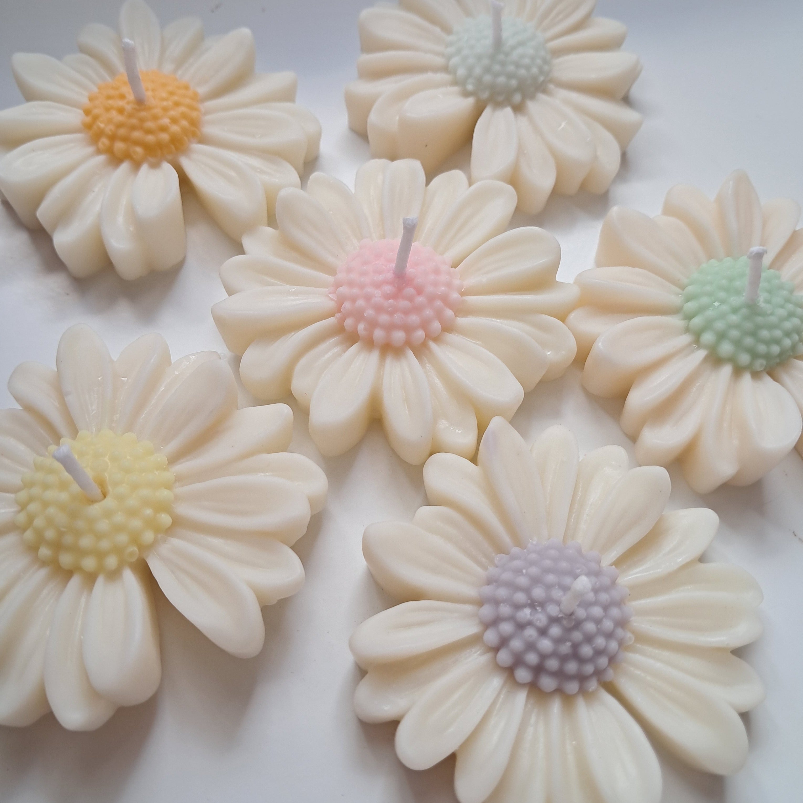 Miroa™ Floating Daisy Candles (Pack of 6)